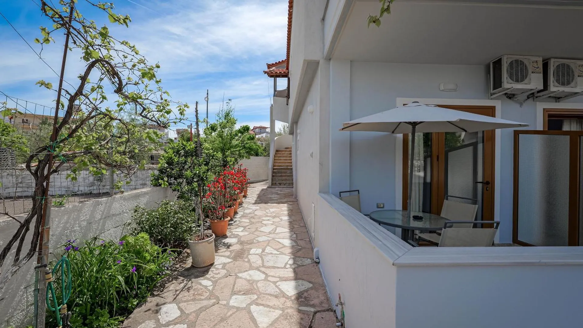 Guesthouse Moonlight Downtown Ksamil Apartment