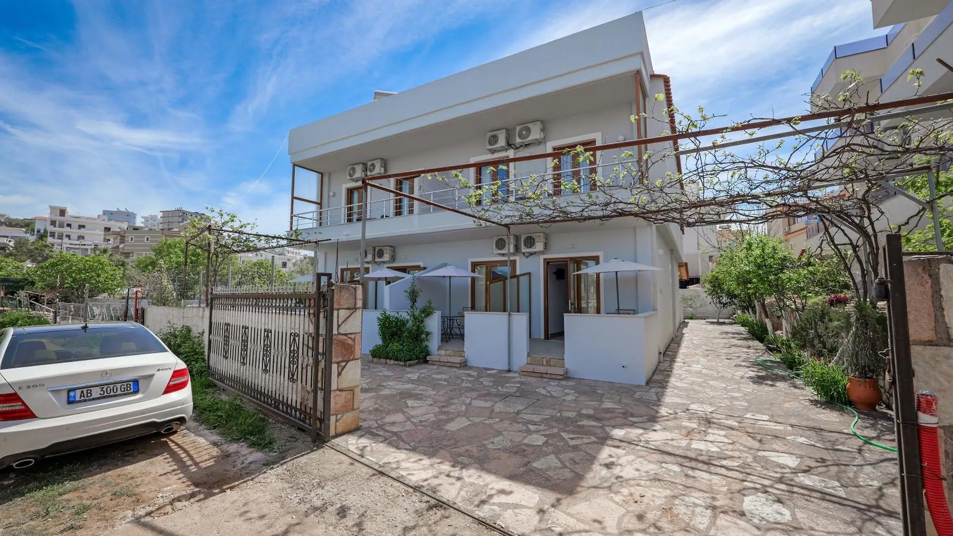 Guesthouse Moonlight Downtown Ksamil Apartment
